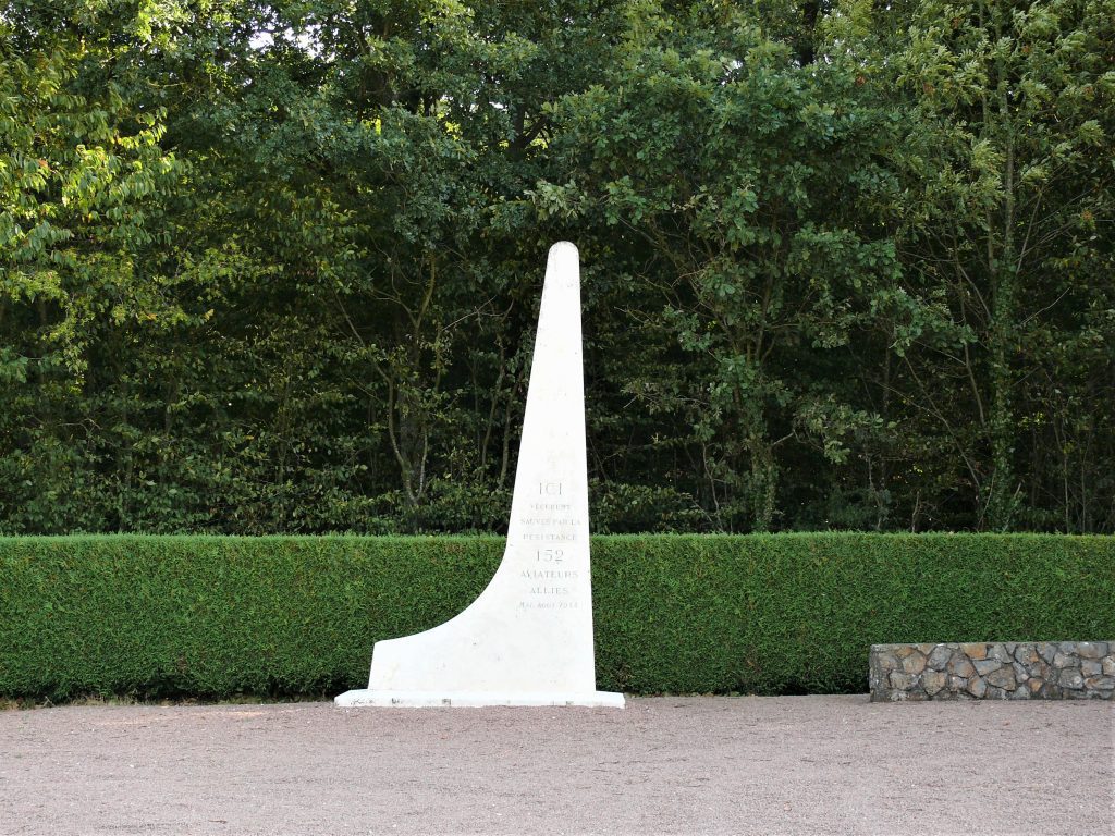Monument aux aviateurs de la Forêt de Fréteval - Villebout