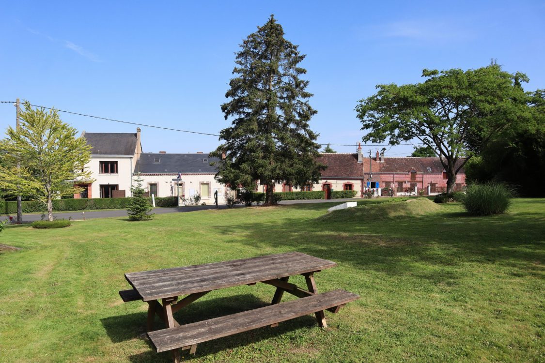 Bouffry : en face de la Mairie